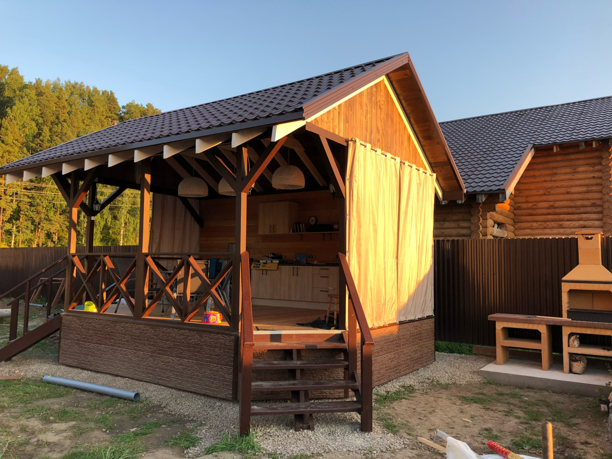 2018 год. Еще нет ни карманов с растениями около беседки, ни дорожек. 