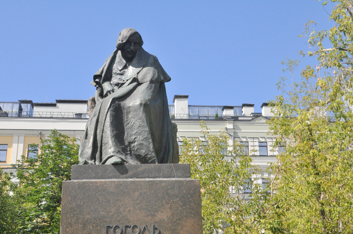 Памятник Н.В.Гоголю на Никитском бульваре