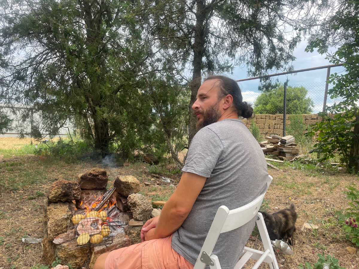 Роман у своего мангала