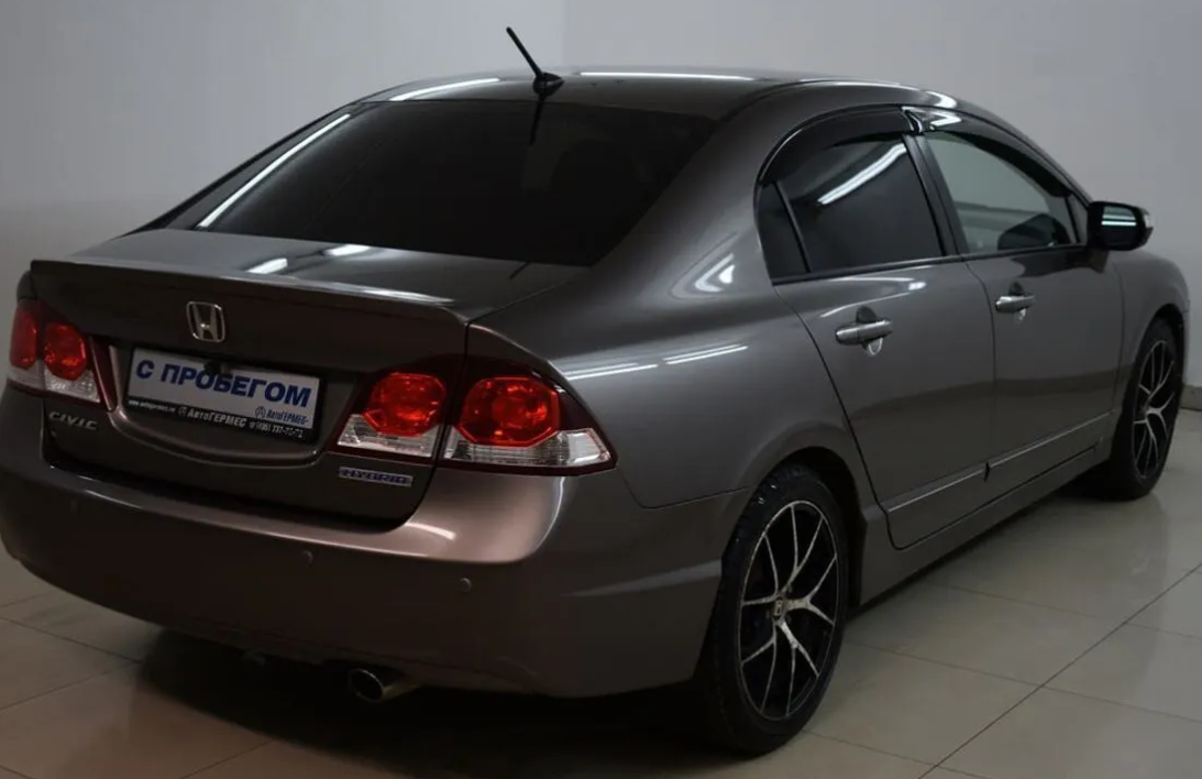 Honda Civic из автосалона (ту, которую мы смотрели, уже продали, это фото точно такой же модели из другого автосалона и за такую же цену)
