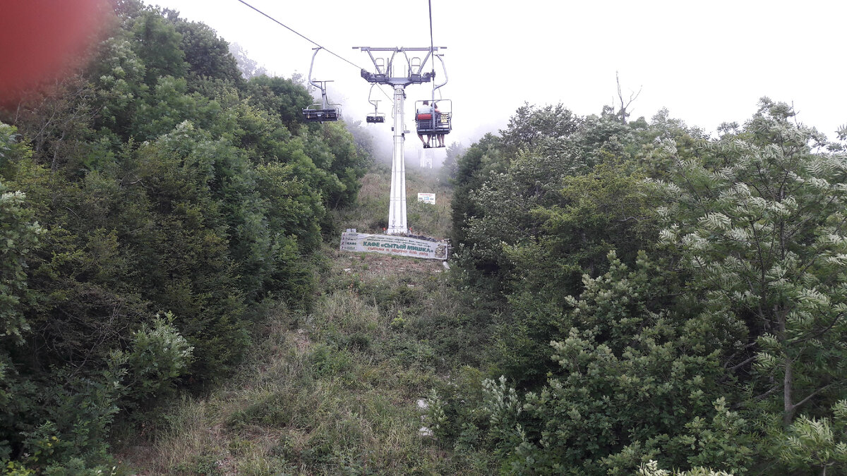 И кто это пальцы в камеру сует? Как так можно!😄 Фотограф, попав в облако, замерз и, от страха вцепившись в заграждение, пытался запечатлеть момент приземления