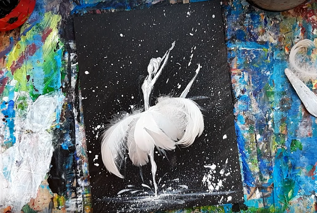 Надя нашла на прогулке перышки и решила, что очередной мастер-класс будет посвящен  балерине/Скриншот с сайта https://www.youtube.com/watch?v=xxC8RhnyKZI