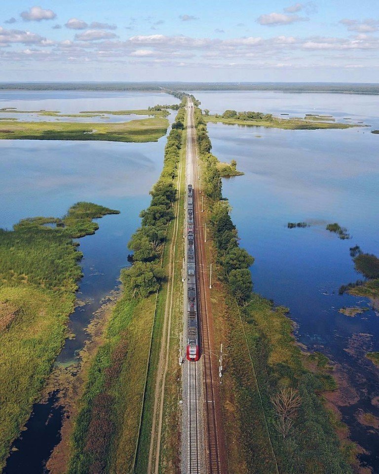 Московское море и железная дорога через него. Фото из открытых источников