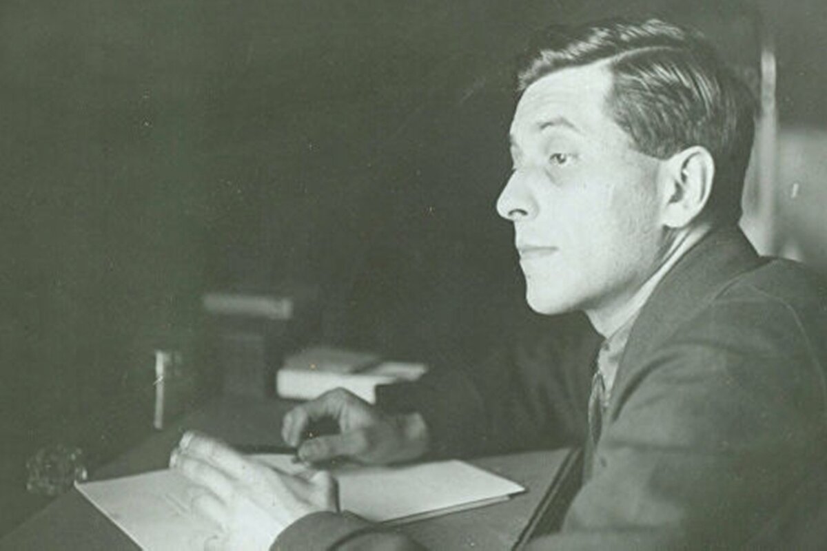 Михаил Зощенко в 30-е, источник: https://static.mk.ru/upload/entities/2020/04/26/23/articles/facebookPicture/f7/f3/6d/c9/71fb6f4fe681ee0ddc3fa911f0b0a844.jpg