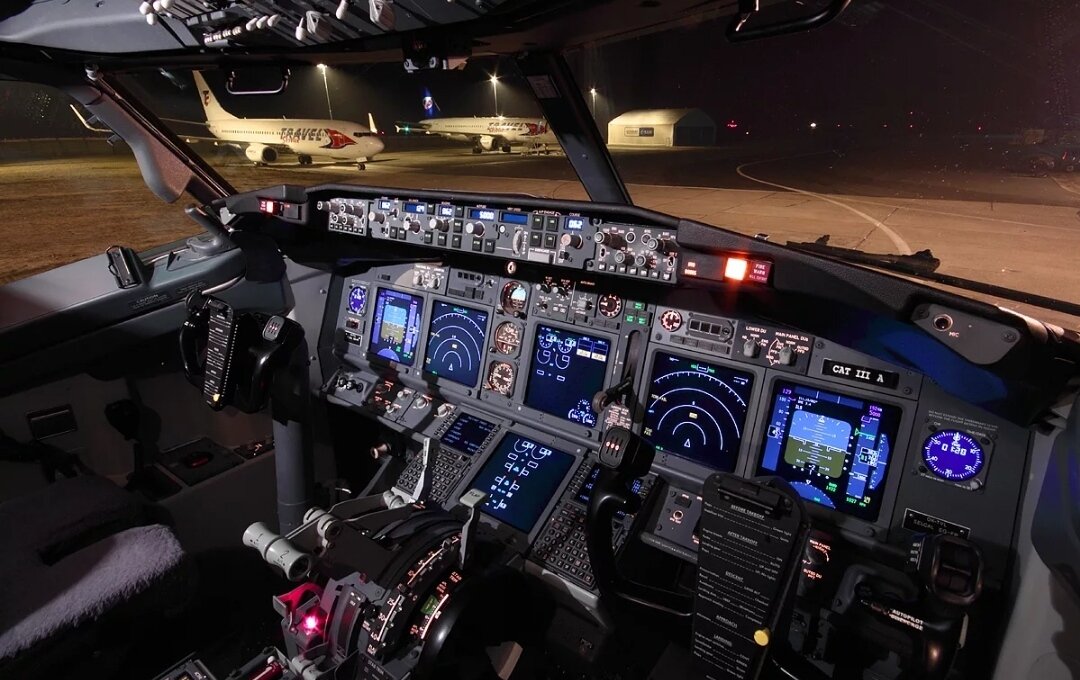 Кабина пилотов Boeing B737-800