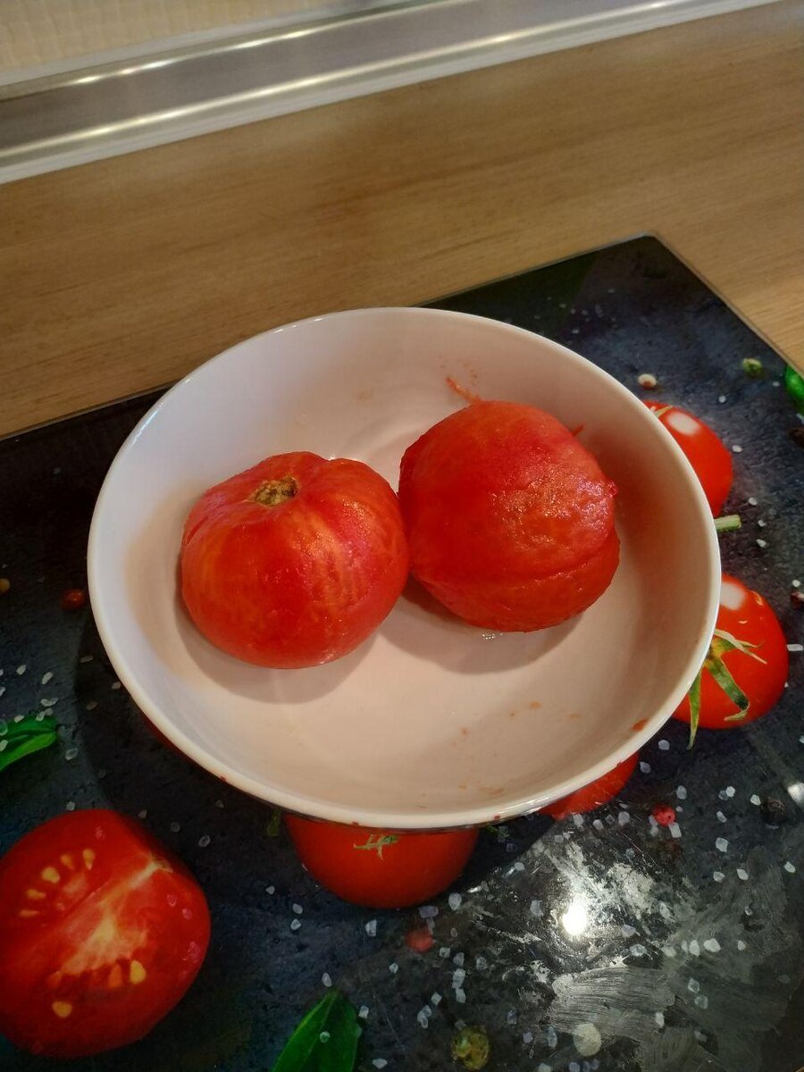 Фотография очищенных помидоров.
