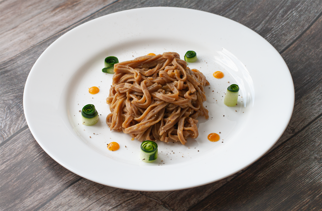 Удон с гречневой лапшой и курицей. Гречневая лапша соба с овощами и курицей. Соба терияки. Гречневая лапша с индейкой. Лапша с ореховым соусом.