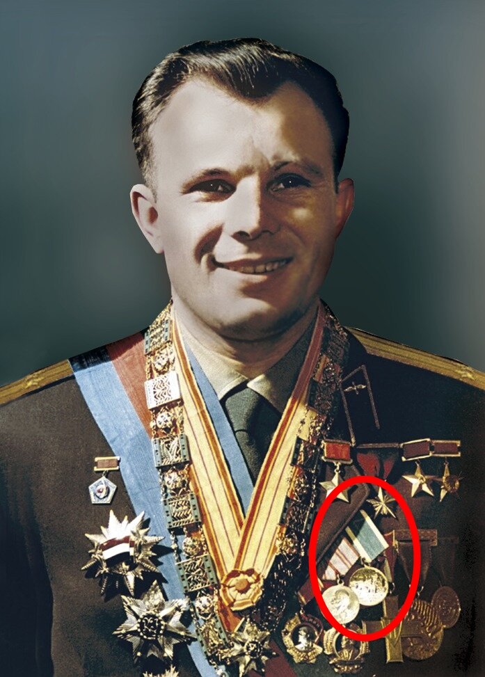 На многих фотографиях Юрий Гагарин запечатлён с медалью "За освоение целинных земель"