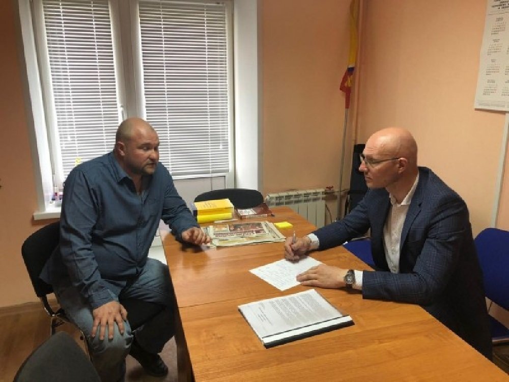 Александр Перминов (справа) ведет прием граждан. Фото с сайта lenoblast.spravedlivo.ru 