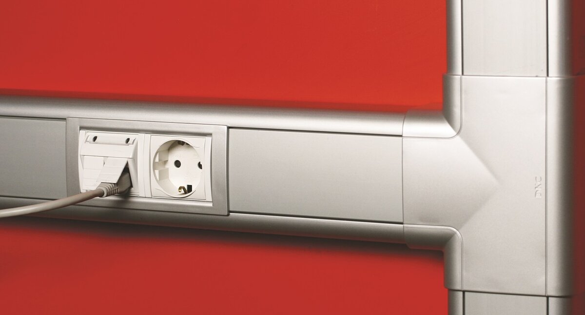 Смонтированный металлический кабель-канал