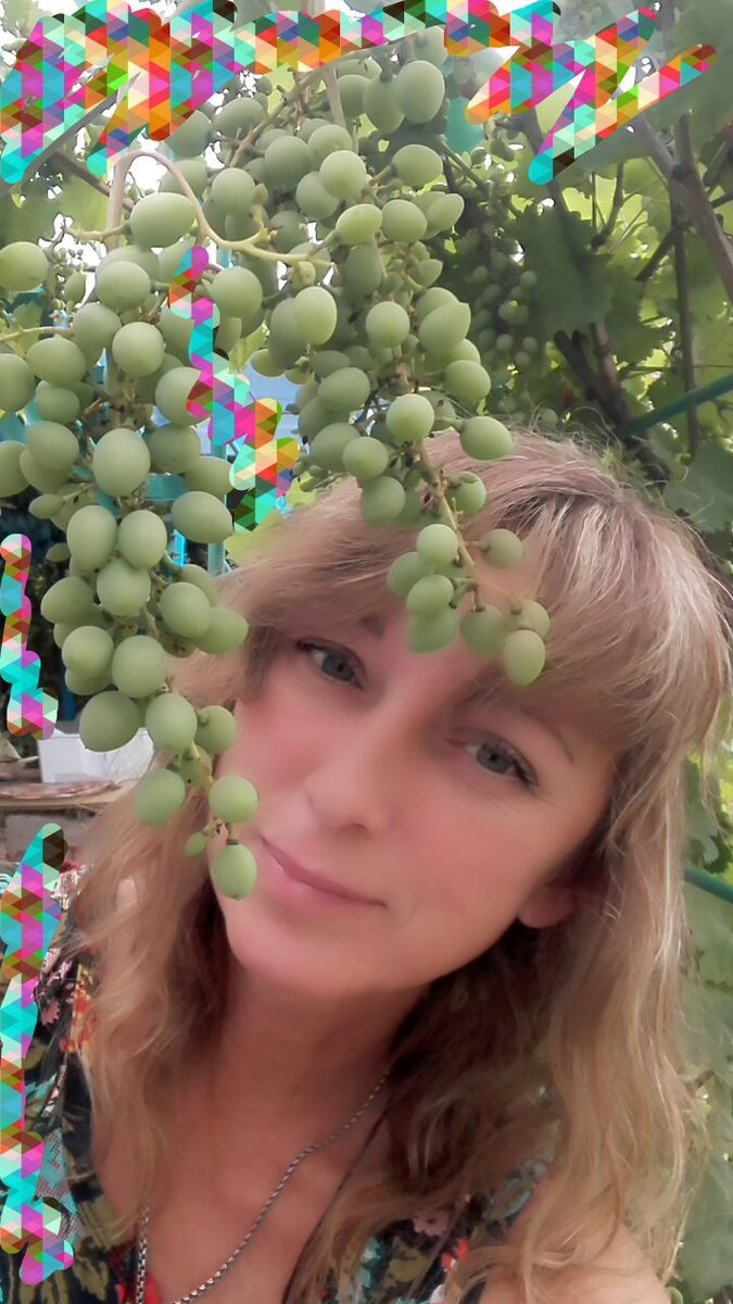 Вот честно, надоели посты девушек-женщин про то, что им якобы 55, а выглядят они на 35... 🧐😂 И делают маски, уколы, зарядку, и т. д. и т. п...И выставляют отфотошопленные фото... Смешно, правда! Ну кто им это сказал? Лицемерные подруги? Любящий муж? Тогда -Браво ему! Правда! Любит какую есть со всеми морщинками и недостатками ))) 🙃🙃Но в жизни, в реальности,они выглядят в 45 на 45, в 50 на 50 и не годом моложе. а может даже наоборот.... Написать это захотелось после того, как я встретила на улице инстаграмщицу с нашего двора.... Мой Бог! Обычная, прыщавенькая девушка из жизни и кукольное розовое личико на фото в сети не имело ничего общего.... Я противница силикона, это естественно....Брови-тату, тем более! Ресницы нарастить? Боже упаси! Но.. Каюсь! Раз решила сделать в салоне гелем красивые длинные ногти... 3 года назад... Красиво, но мешали мыть посуду, лепить пельмешки и замешивать тесто))) Люблю печь 😋 И когда, я раз при умывании чуть без глаза не осталась!!! 😎🧐 Из-за этих ногтей(( Сказала---ВСЁ!! Никаких "наростов"..... У меня даже крема нет)) 😉🙃Если что. сметанка на лицо))) Ну не обманешь природу! Есть гены..Есть образ жизни.. Но самое ГЛАВНОЕ--НЕ быть злой и не обижаться,не грустить, не унывать... Всё это нервы и болезни. У меня нет НИКАКИХ диет, ем пироженки и конфеты с утра до трёх ночи. Не бегаю,ложусь поздно и сплю 5 часов... Мне 45+))) Я довольна! 🙂😊😇 Главное-красивая улыбка и ухоженные ручки и волосы. В заключении, вот, фото "без купюр".... А то встретите, не узнаете))) Так вот, такая я...Ирина. 😎😘😘🥰🥰 Всем хорошего дня и позитива!!!