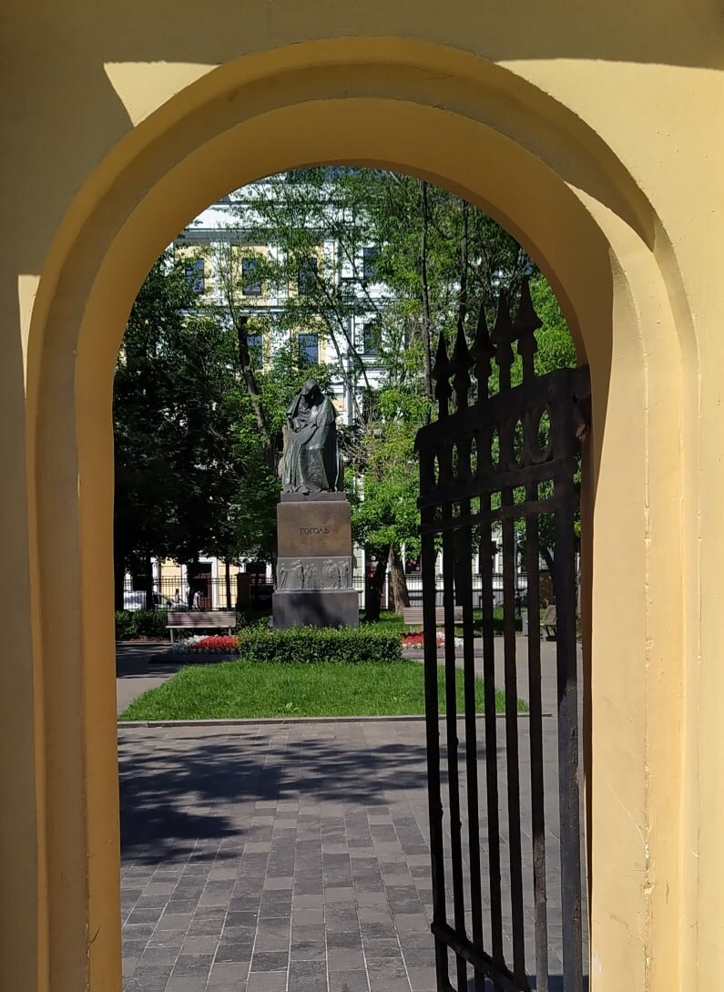 Он же памятник. Фото автора