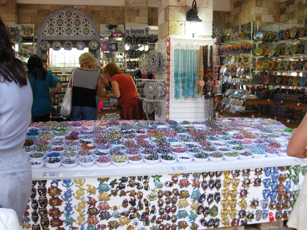 Лавка с сувенирами по пути в отель