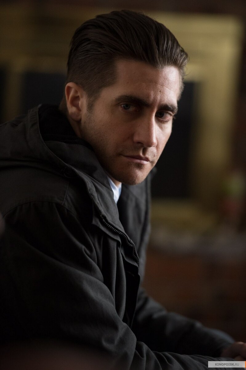 Создаёт атмосферу фильму одним лишь взглядом.