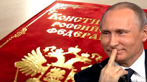 Россиян принуждают голосовать
В стране в период с 25 июня по 1 июля 2020 года проходит общероссийское голосование за поправки в главный закон страны.
По статистике на 28 июня явка избирателей составила 28,5%. Это приблизительно 30 миллионов человек.
С первой статистикой по голосованию появились и первые жалобы о нарушениях. Так в социальных сетях граждане жалуются на то, что были нарушены из права в праве добровольного голосования. Жалобы поступали и в Центральный избирком России. Так граждане жаловались на то, что их работодатели намеренно принуждают идти на голосование, в некоторых случаях даже принуждают выбирать определенный вариант ответа.
При этом Президент страны заявил о том, что принудительно заставлять граждан голосовать, а также накручивать явки на голосовании по поправкам в Конституцию недопустимо. Владимир Путин считает, что главной задачей на сегодняшний день является обеспечение достоверности результатов голосования.
Однако дыма без огня не бывает, жалобы продолжают поступать от граждан страны, а значит «принидуловка» вполне имеет место быть.
Принудительное голосование. Выборы. Конституция. Владимир Путин. Президент. Поправки в Конституцию.