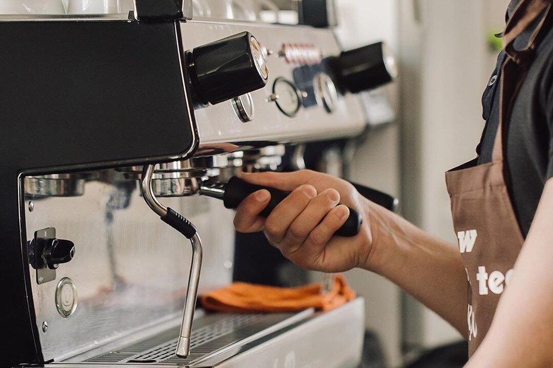 Бариста — это долгий путь к понимаю сложнейшего гастрономического продукта — кофе. Чтобы пройти его быстрее, мы собрали базовые советы от опытных бариста, которые помогут работать эффективнее. ⠀  1.