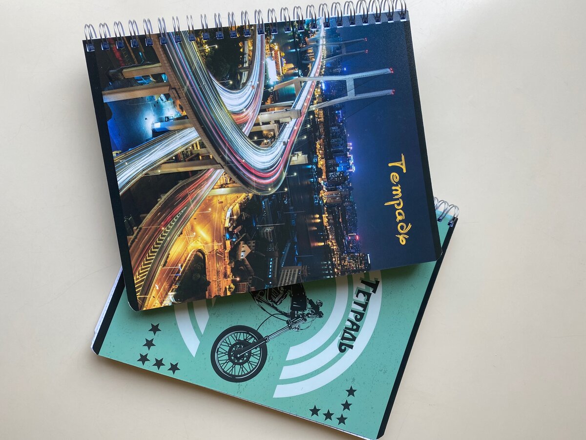 Тетрадки на пружинах  96 листов на любой цвет и вкус и возраст. Качество бумаги очень хорошее. Цена: 50 р. 