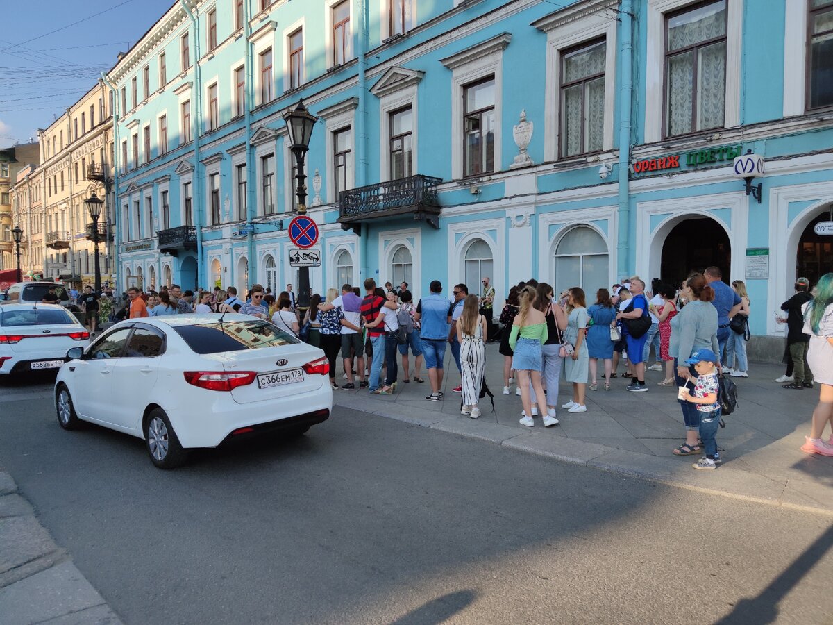 Толпы людей на улицах