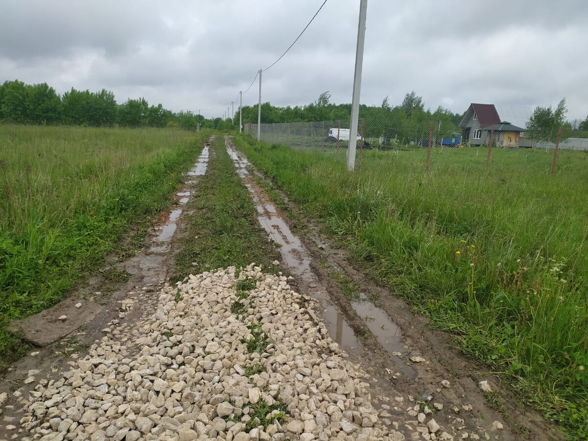 Начало засыпки дороги щебнем