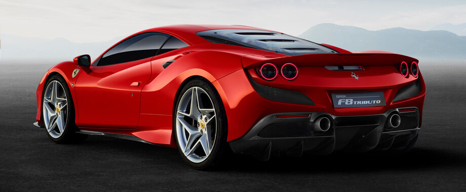 Разгон до сотни занимает 2,9 с (Pista проделывает это за 2,85), ускорение 0–200 км/ч длится 7,8 с (7,6), максималка — 340 км/ч (паритет). Длина, ширина, высота — 4611×1979×1206 мм (4605×1975×1206). Новая прозрачная крышка с воздуховодами над мотором называется Lexan. Это привет Ferrari F40.