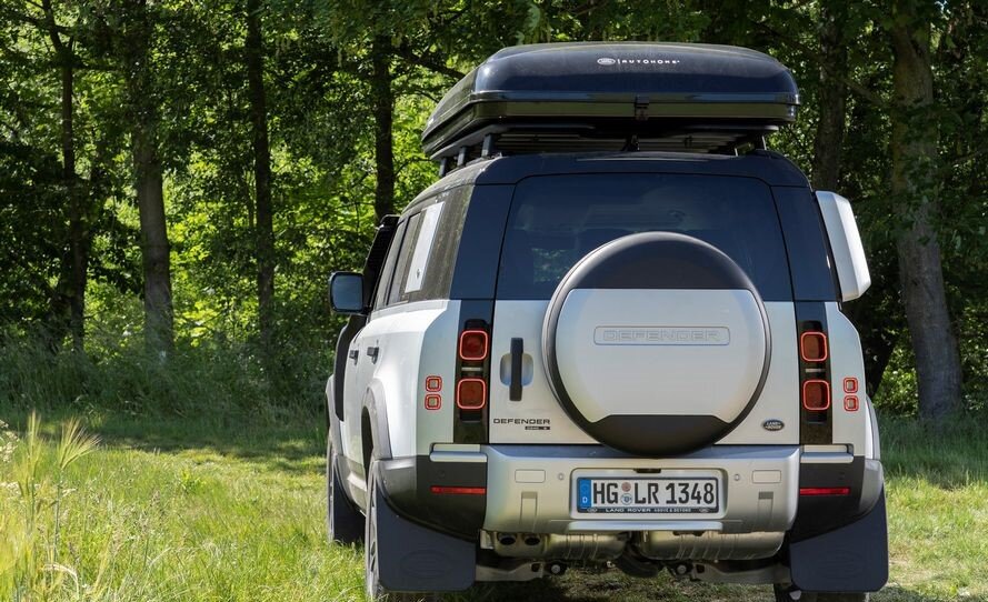 Крыша-палатка Autohome закрыта на крыше Land Rover Defender 110