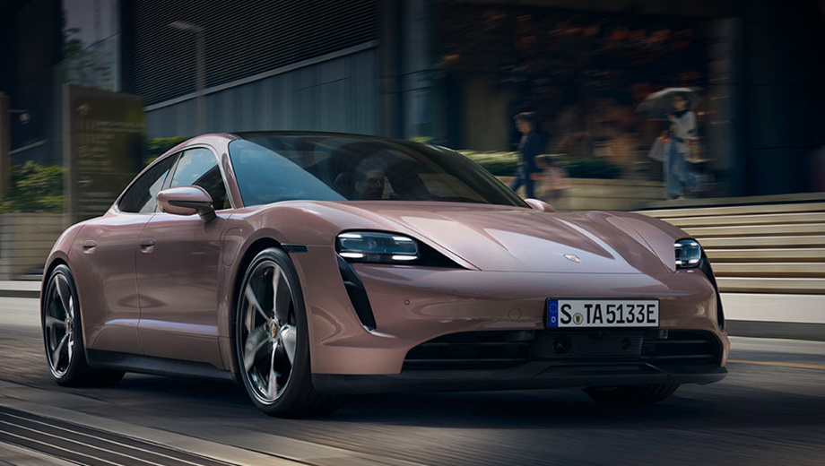 Porsche Taycan с приводом на заднюю ось опционально оснащается трёхкамерной пневмоподвеской с адаптивными амортизаторами, активными стабилизаторами поперечной устойчивости, электронноуправляемой блокировкой дифференциала и легкосплавными колёсами диаметром 20 или 21 дюйм.
