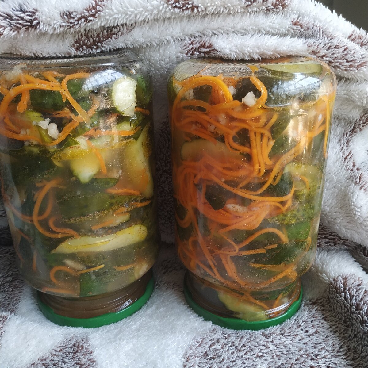 Огурцы с корейской морковью на зиму. Огурцы с морковью на зиму. Салат на зиму огурцы по корейски. Огурцы по-корейски на зиму с морковью с приправой для корейской.
