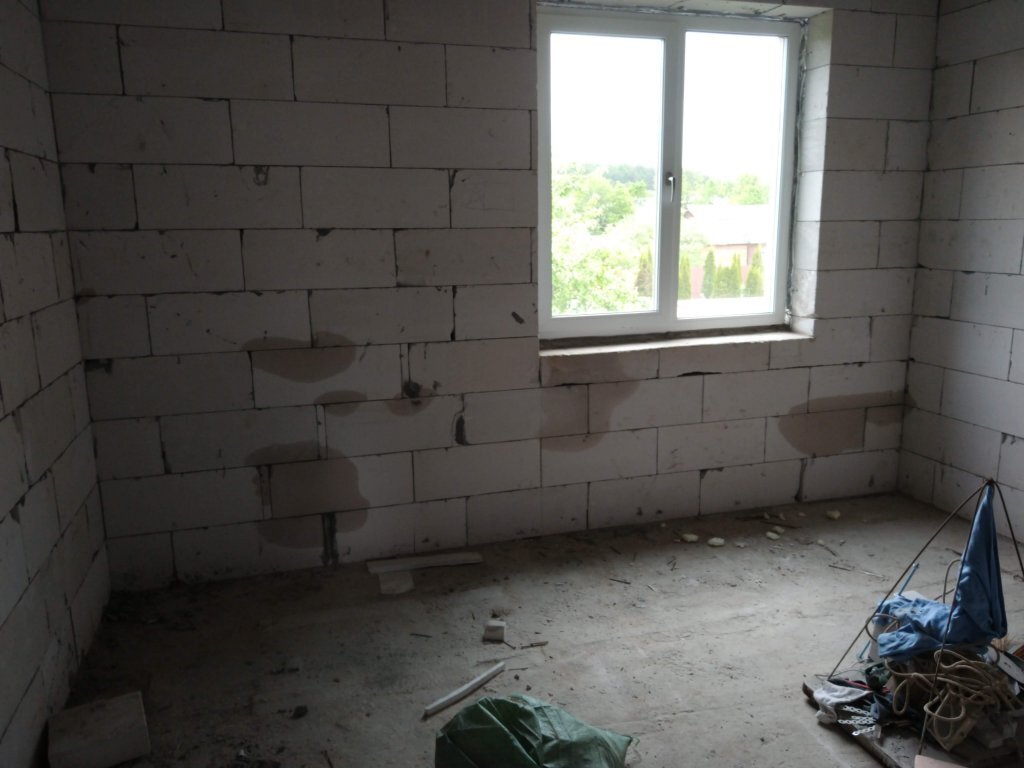 Стена насквозь промокла от дождя.