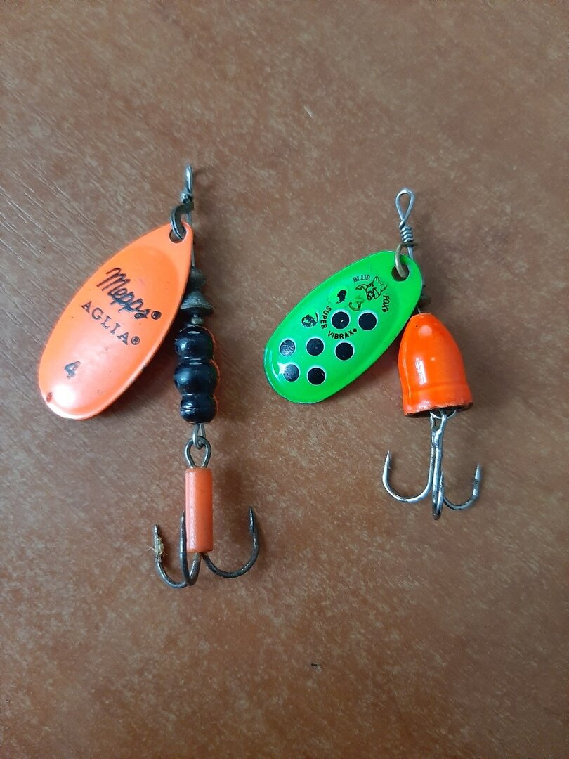 Пример оригинала Меппс: качественная покраска, крючок, ось.
Подделка на Bluefox Super Vibrax - отвратительные наклейки, ось погнулась после первой щуки.
