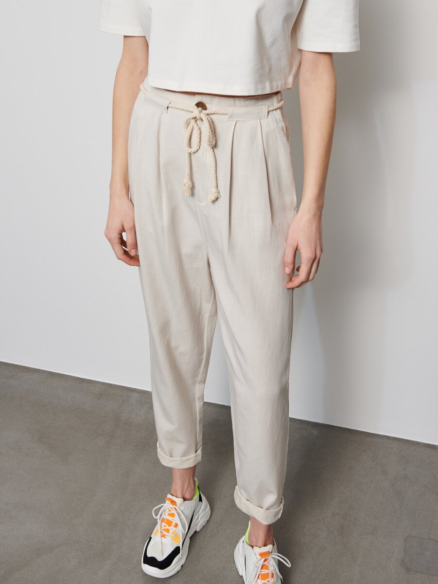 Брюки из ткани с добавлением Tencel™ с поясом, цена 999 руб (фото https://www.reserved.com)