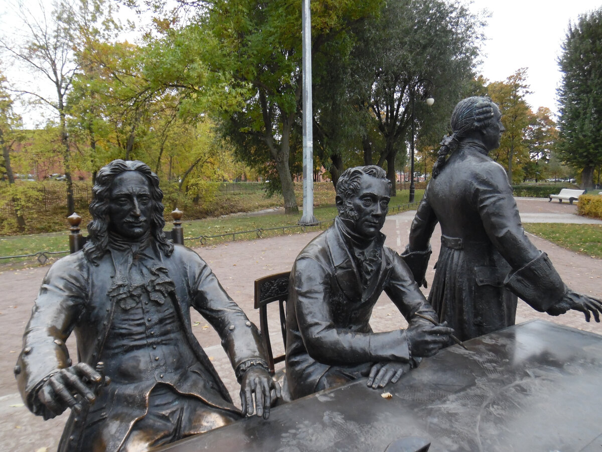 Зодчие Санкт-Петербурга памятник. Памятник зодчим. Скульптурная группа Зодчие Александровский парк. Малоизвестные памятники Санкт-Петербурга.