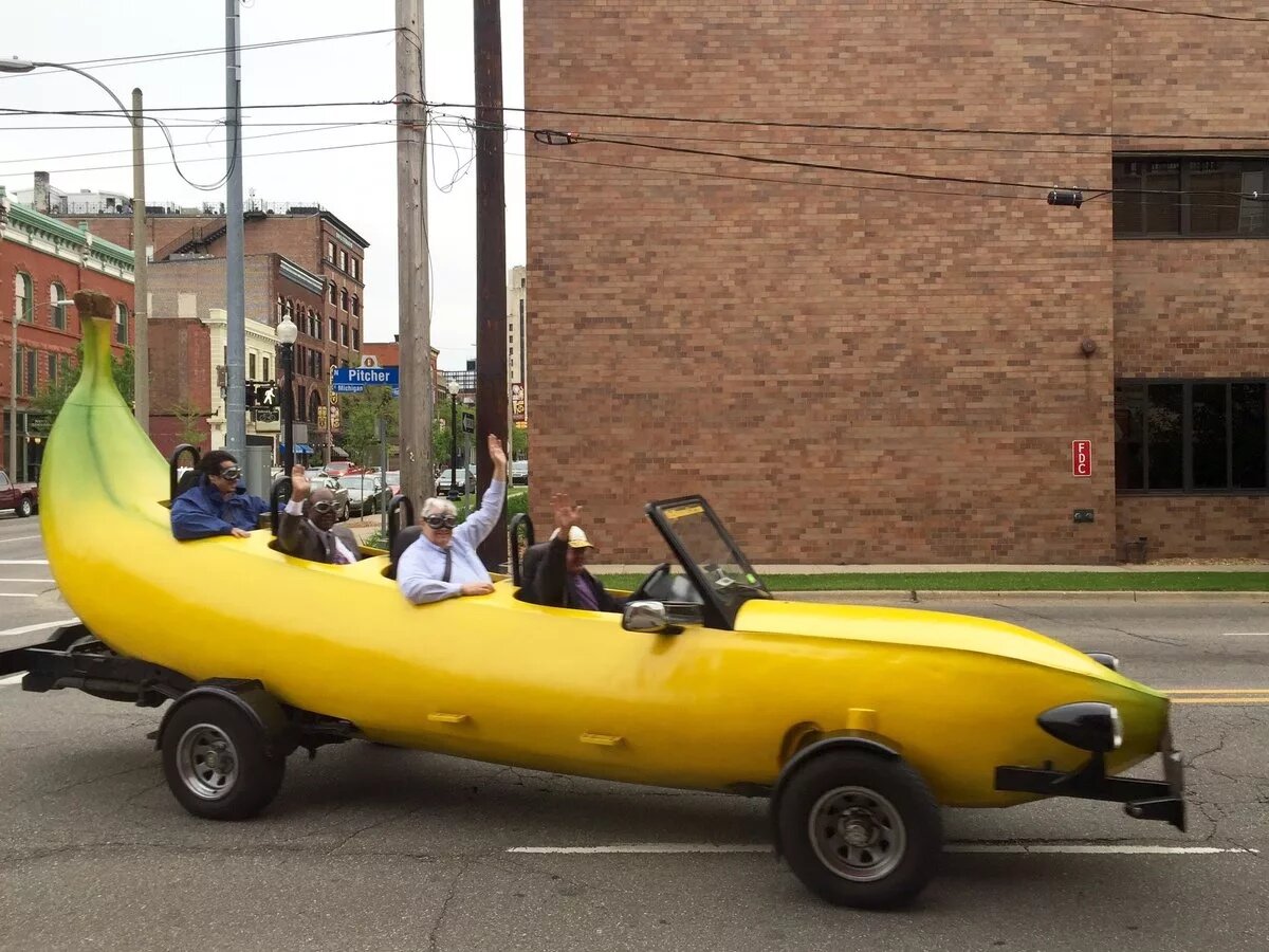 Машина бана. Банан машина. Необычный транспорт. Машинка в форме банана. Автомобиль в виде банана.