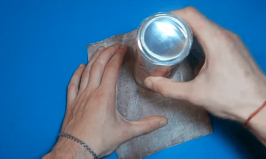 Стираем крышечку банки