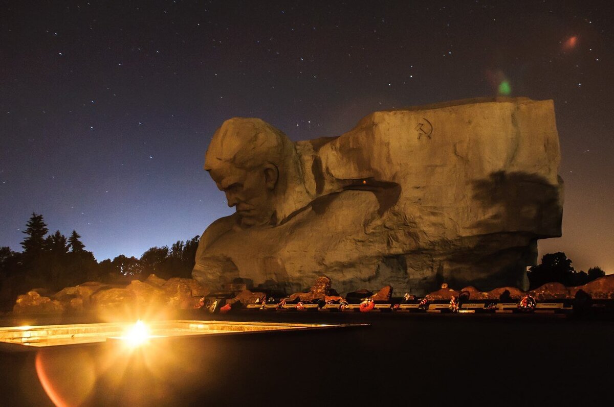 Памятник Мужество
