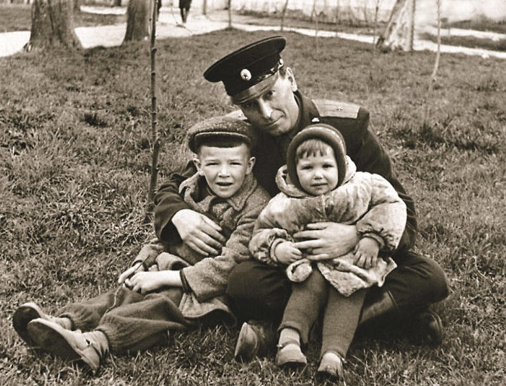 Володя в детстве (слева) вместе с отцом и сестрой. Источник: 7days.ru