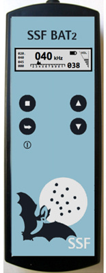 Прибор улавливает посылаемый летучей мышью сигнал и фиксирует его продолжительность и частоту. Так как каждый вид рукокрылых использует свой диапазон, несложно определить, к какому виду принадлежит пролетевшая мимо особь.