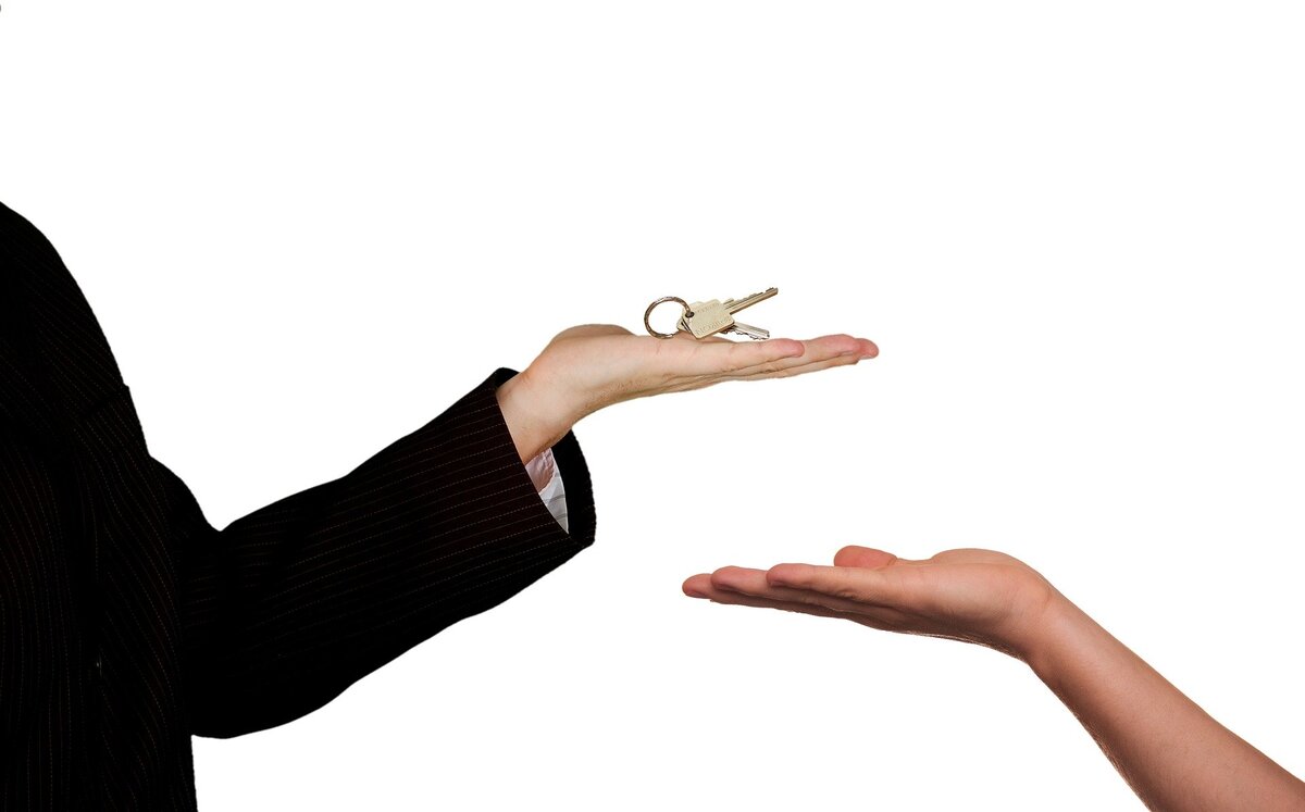 https://pixabay.com/photos/real-estate-agent-sale-home-keys-3337032/