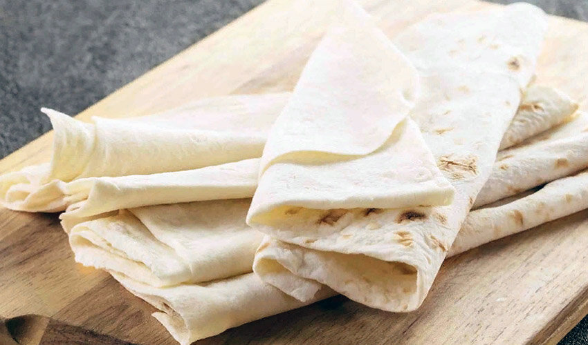 Лаваш армянский. Лаваш в руке. Тонкий домашний лаваш на сковороде. Как пекут армянский лаваш. Лаваш традиционный свежий хлеб.