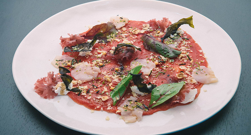 Карпаччо из арбуза с рикоттой, водорослями, листьями свеклы и шпината, маслом, пармезаном и гребешком 