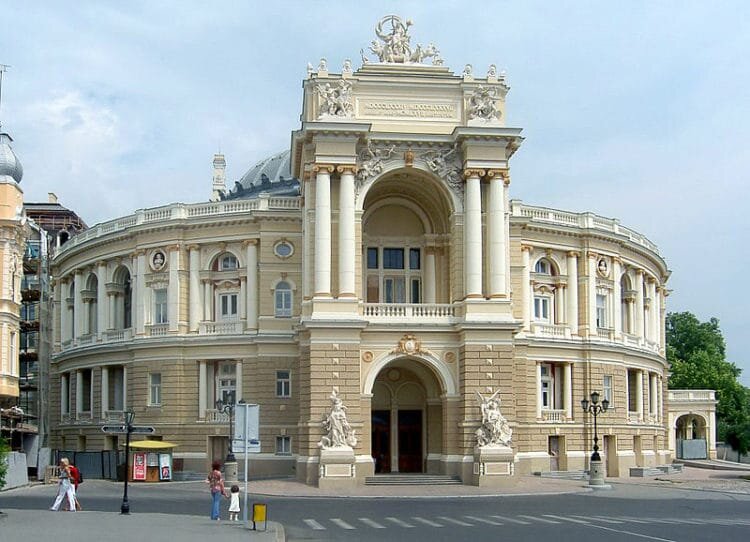 Вид на главный портик Одесского национального академического театра оперы и балета Dezidor