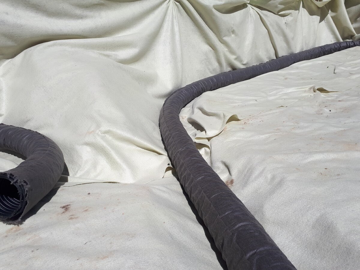 Дренаж поворачивает с периметра и проходит через парную бани-землянки