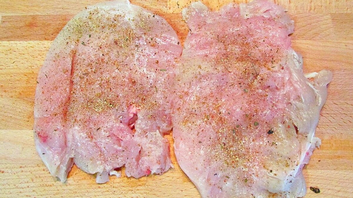 Отбиваем куриную грудку