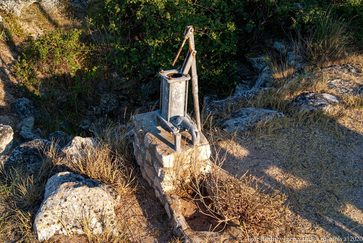 Разрушенная качалка воды в степном Крыму