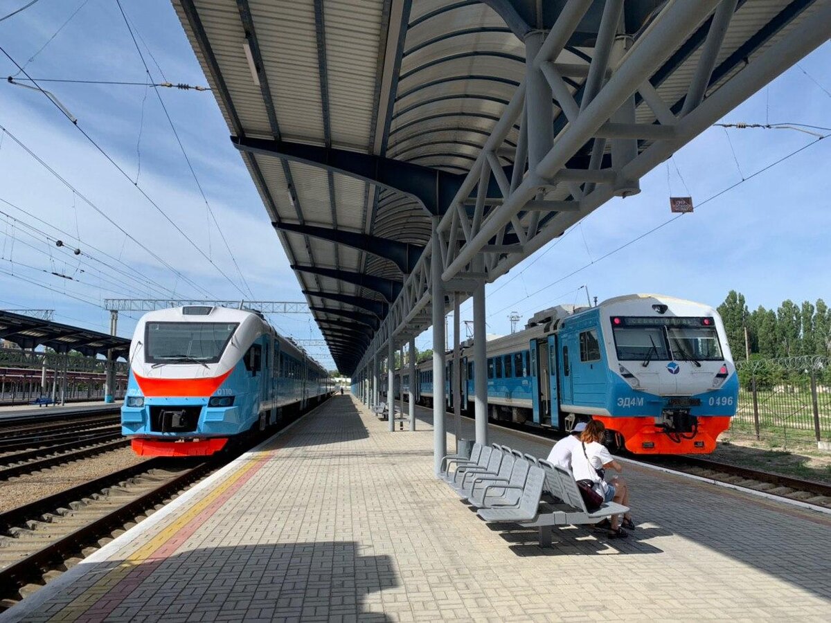 Вокзал симферополя пригородные поезда. Крымская железная дорога севастополь. Электрички севастополь симферополь севастополь. Симферополь севастополь электричек жд вокзал. Симферополь севастополь электричек жд вокзал.