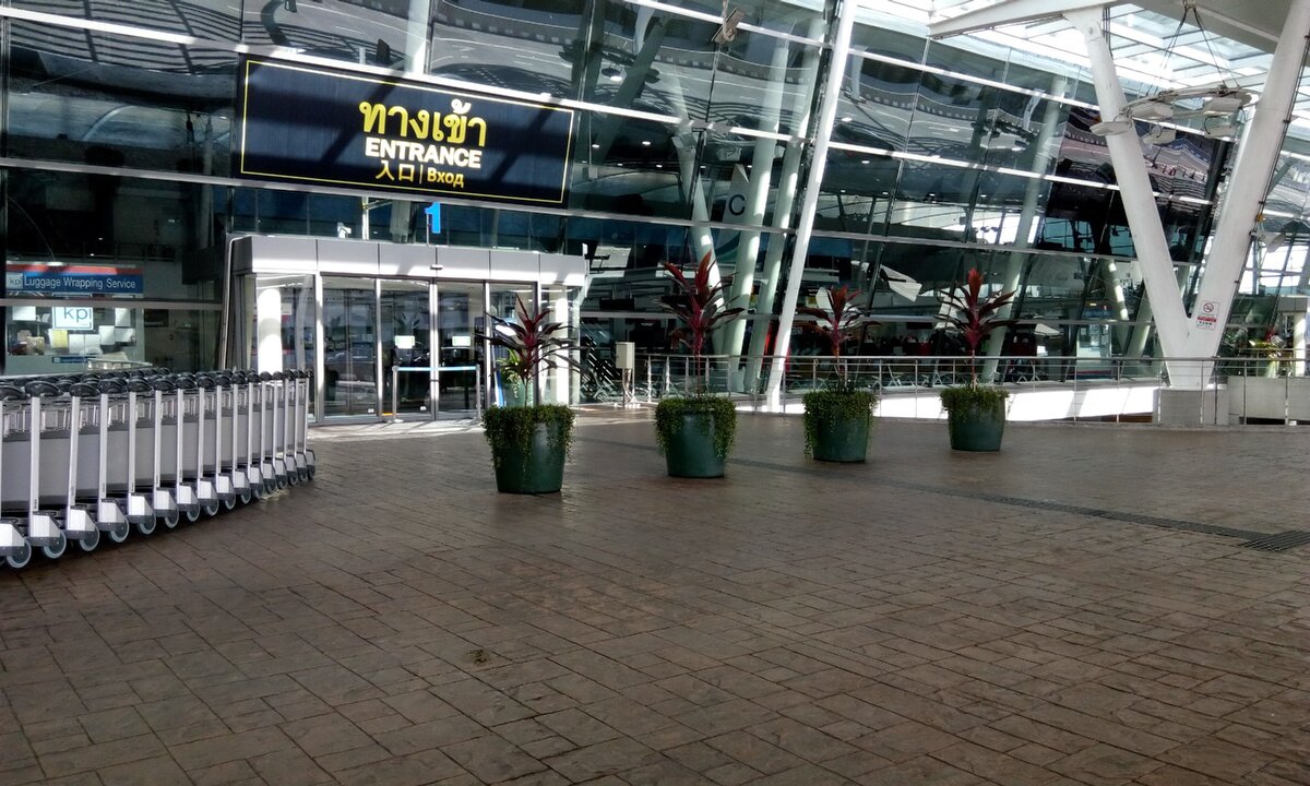 Как видите - Аэропорт Пхукета действительно закрыт, никого, главный вход закрыт