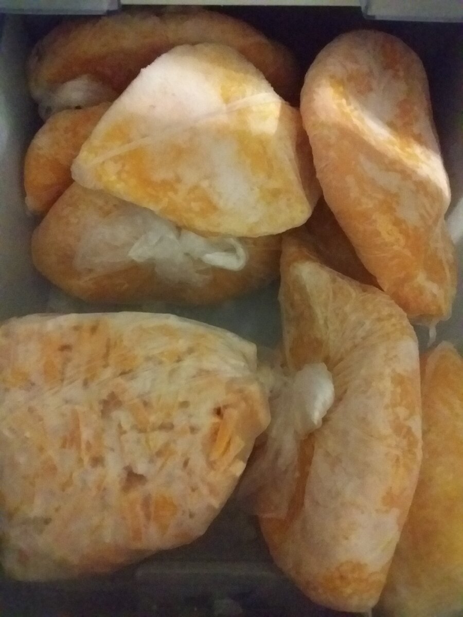 В морозилке ящик замороженной тертой тыквы.И еще столько же в нижнем ящике.