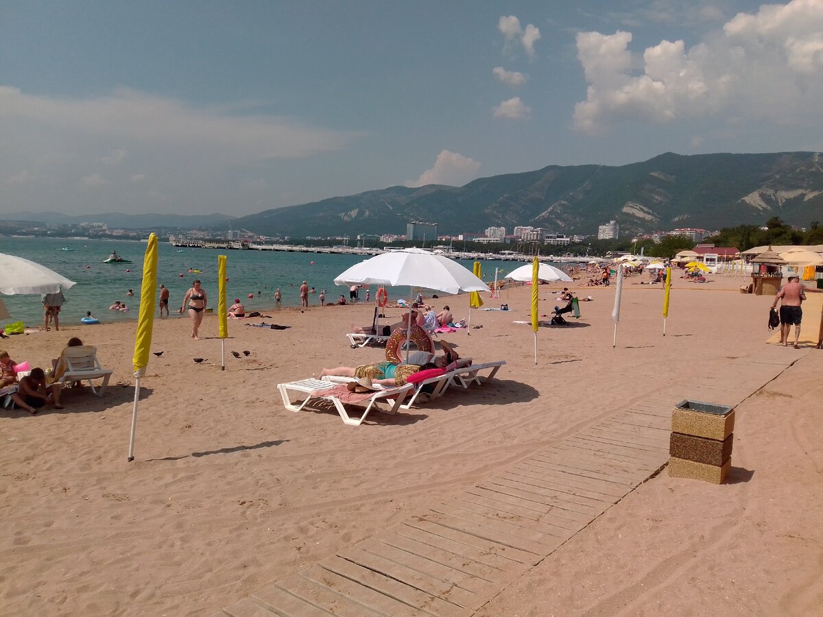 Когда мы приехали, людей на пляже было мало. Вода в море была очень теплой.