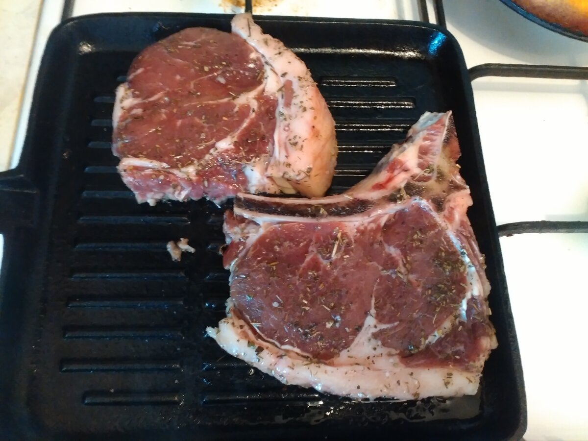 Отправляем на хорошо разогретую сковороду