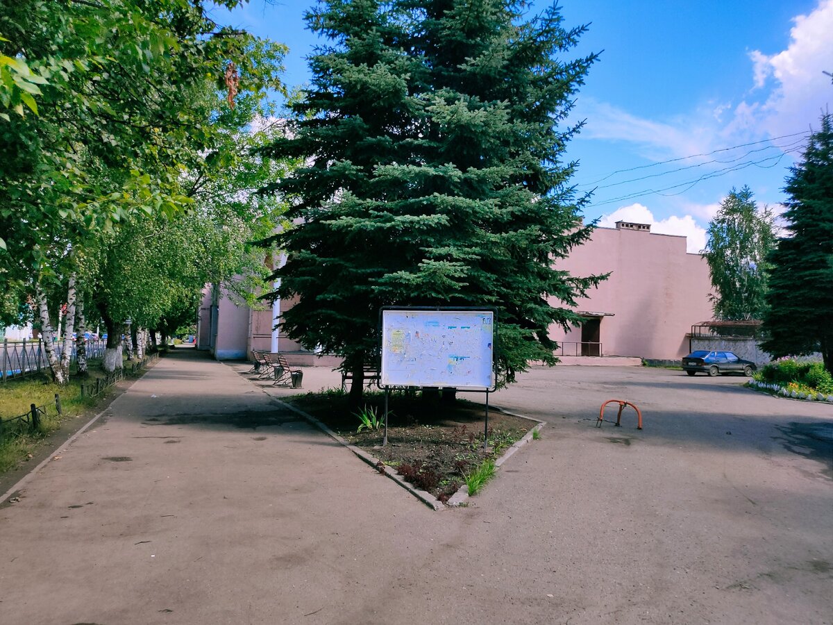 Недалеко от него располагается театр Ростова Великого, перед которым высажены красивые ели