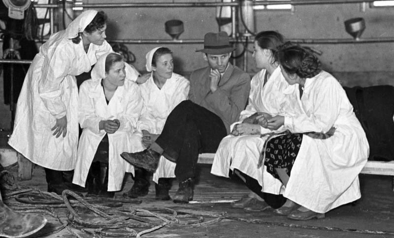 Доярки. Доильный конвейер колхоза имени Сталина
Всеволод Тарасевич, 1960 год, Краснодарский край, Крымский р-н, колхоз им. Сталина, МАММ/МДФ.
